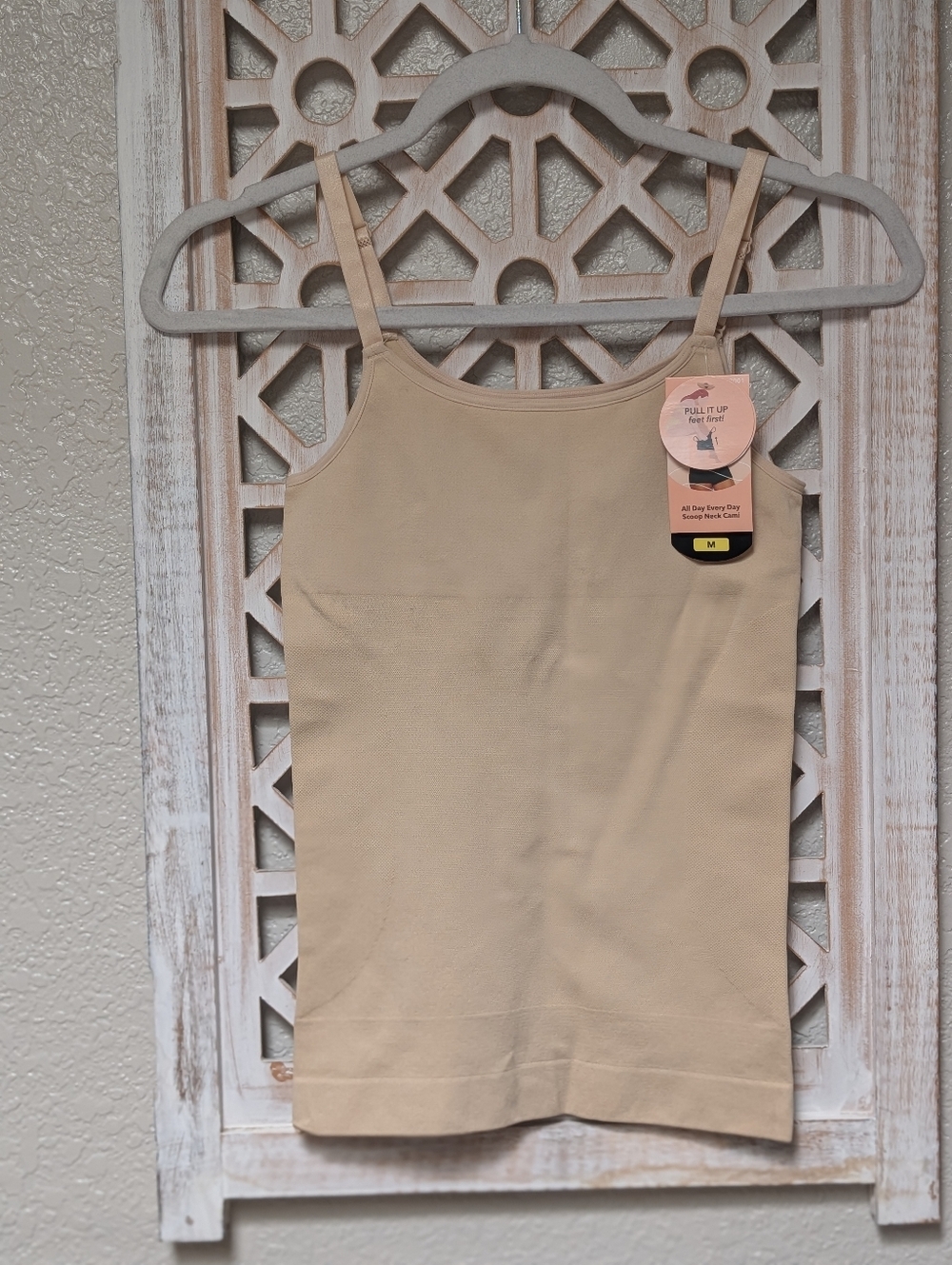 NWT SHAPERMINT 62001 ESSENTIALS ALL DAY EVERY DAY SCOOP NECK CAMI TOP NUDE Med